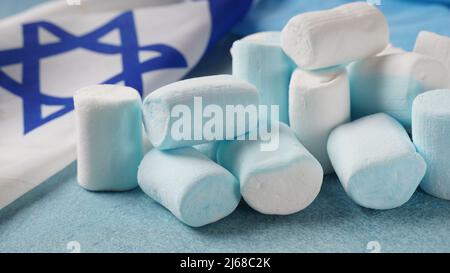 Israelische Nationalflagge und Marshallows. Konzept des Unabhängigkeitstages Israel - Yom Ha`atzmaut. Stockfoto